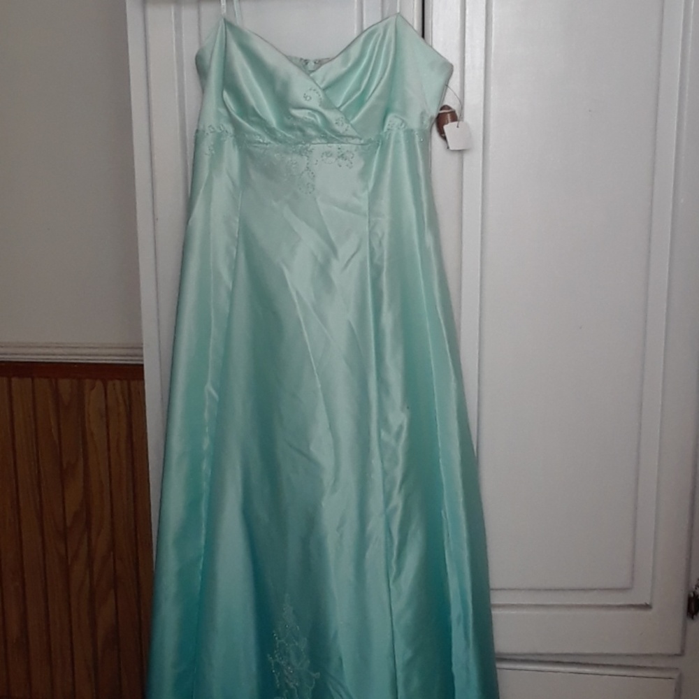 Dress - Picture 2 of 6